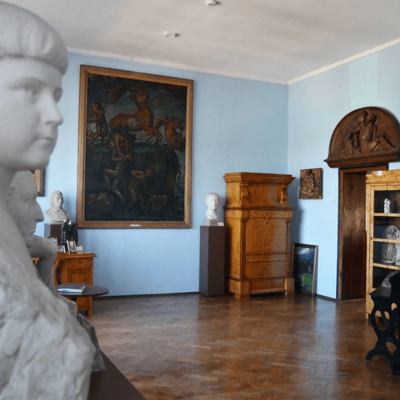 Muzeum Marcina Rożka. Fragment ekspozycji stałej poświęconej życiu i twórczości artysty.