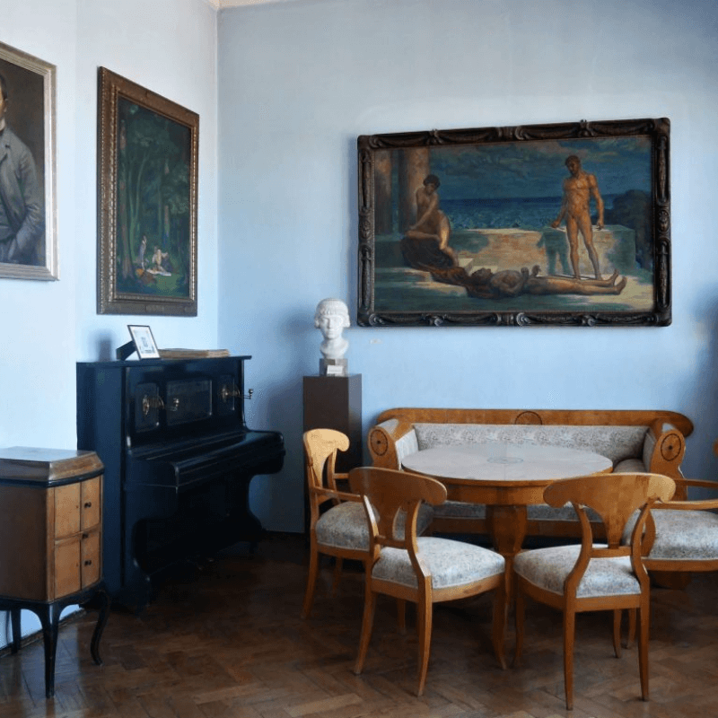 Muzeum Marcina Rożka. Fragment ekspozycji stałej poświęconej życiu i twórczości artysty.