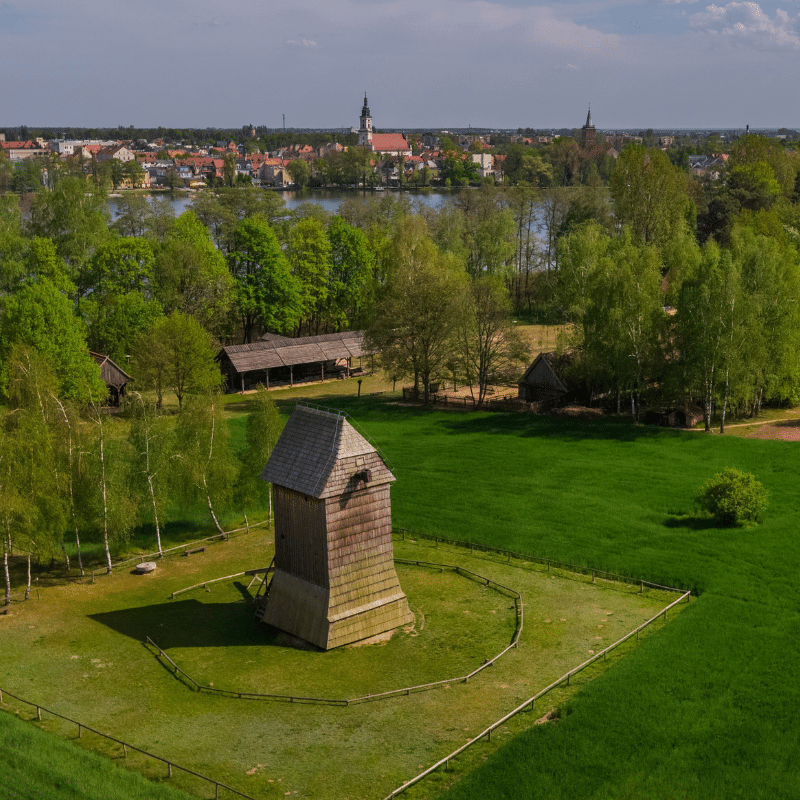 Skansen Budownictwa Ludowego Zachodniej Wielkopolski. Wiatrak Koźlak z 1603 roku. Na fotografii wiatrak ma zdemontowane skrzydła - śmigi.