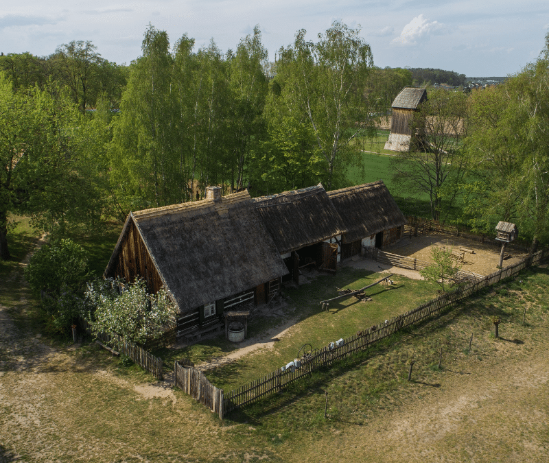 fotografia lotnicza wiejskiej zagrody