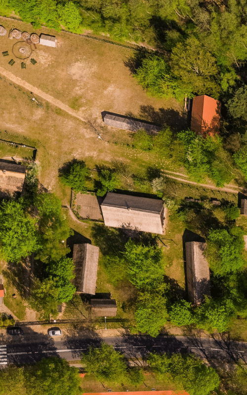 Skansen Budownictwa Ludowego Zachodniej Wielkopolski. Widok zlotu ptaka na zagrodę karczemną.