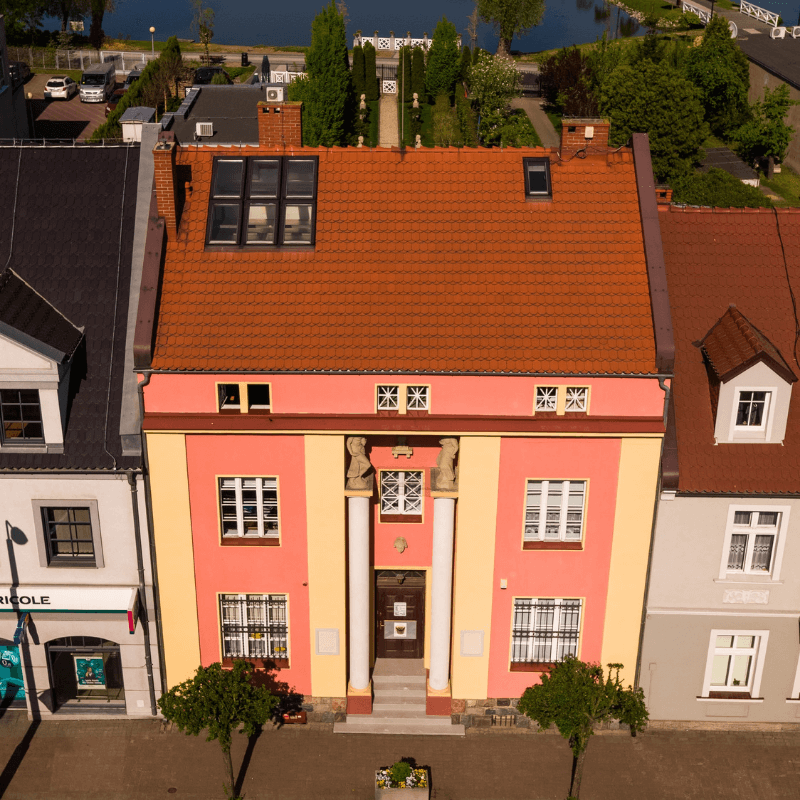 Widok z drona na budynek Muzeum Marcina Rożka od strony ulicy 5 Stycznia.