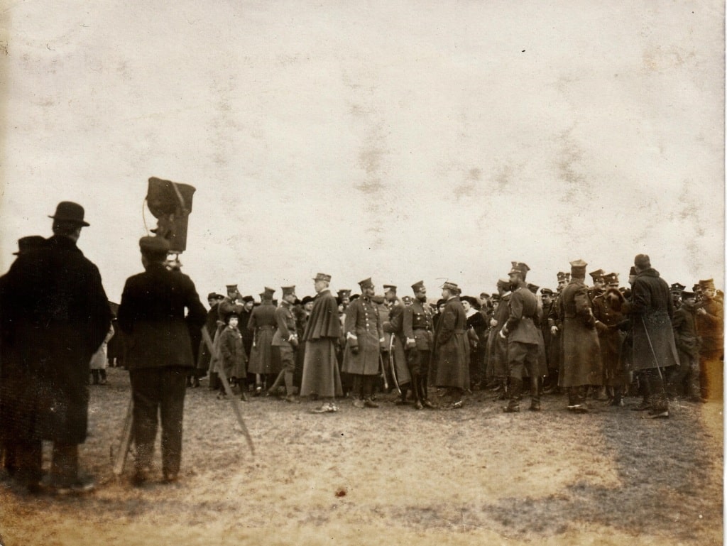 grupa żołnierzy ustawiająca się do zdjęcia.