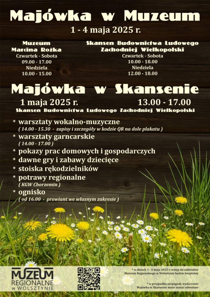 trawa oraz łąkowe kwiaty. W tle ściana drewnianej chałupy. na plakacie umieszczone zostały informacje o Majówce w Muzeum.